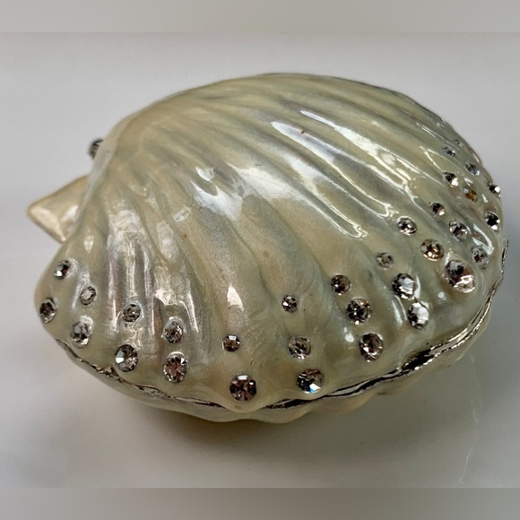 Vintage Footed Pearl Enameled Metal Magnetic Clasp Clamshell Ring Coin Box - Picture 6 of 16